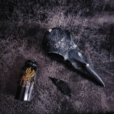 Вівтарна воскова свічка "Череп ворона"
